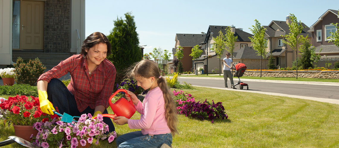 mom-and-daughter-planting-flowers-1140x500