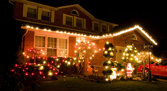 thumbnailfor A cozy home showcases its holiday lights at night